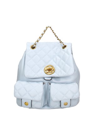 Zaino in finta pelle bianca trapuntata con hardware dorato, manico a catena, chiusura a pattina e due tasche frontali con bottoni a pressione.