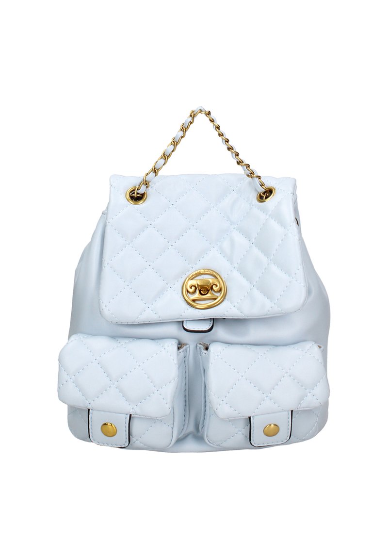 Zaino in finta pelle bianca trapuntata con hardware dorato, manico a catena, chiusura a pattina e due tasche frontali con bottoni a pressione.