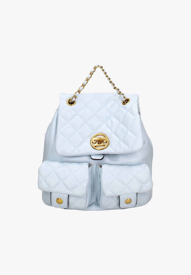 Zaino in finta pelle bianca trapuntata con hardware dorato, manico a catena, chiusura a pattina e due tasche frontali con bottoni a pressione.
