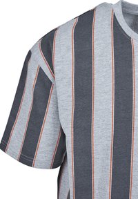 Urban Classics PRINTED OVERSIZED BOLD STRIPE TEE - Apdrukāts T-krekls - darkshadow