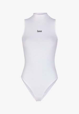 Valkoinen hihaton bodysuit, jossa on korkeaa kaula-aukkoa ja mustaa "love"-tekstiä keskellä. Sujuva, venyvä kangas, jossa on istuva muotoilu ja matala lahjeaukko.