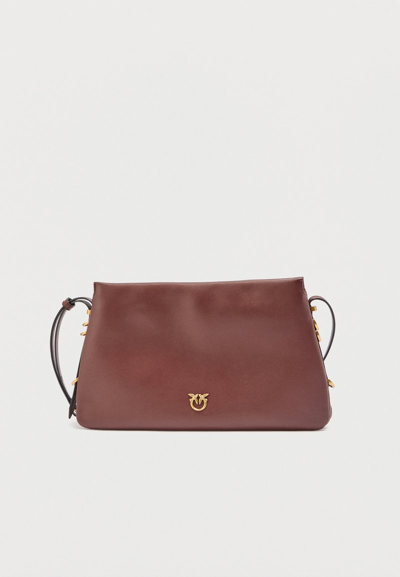 Καφέ δερμάτινο τσαντάκι χιαστί με χρυσό κούμπωμα και ρυθμιζόμενο λουρί, απεικονίζεται σε λευκό φόντο.