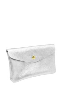 Porte-monnaie argenté métallique avec une finition texturée, doté d'une fermeture à rabat et d'un bouton-pression en laiton. Forme rectangulaire compacte.