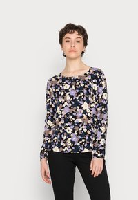 Langes, blumengeprägtes Oberteil in Marineblau mit lila, beige und weißen Blumen. Weicher Stoff mit Rundhalsausschnitt und schmaler Passform.
