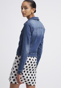 Noisy May Nmdebra Dzinsinis Svarkelis Medium Blue Denim Mėlynų Dzinsų Zalando Lt
