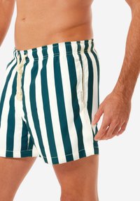 Blaue und weiße gestreifte Badeshorts mit einem Kordelzugbund, aus leichtem Stoff und mit seitlichen Taschen.