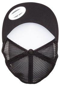 Crna snapback kapa s čvrstim prednjim dijelom i mrežastim stražnjim dijelom. Ima bijeli donji rub i crnu gumb na vrhu. Oznaka s logotipom na prednjoj strani.