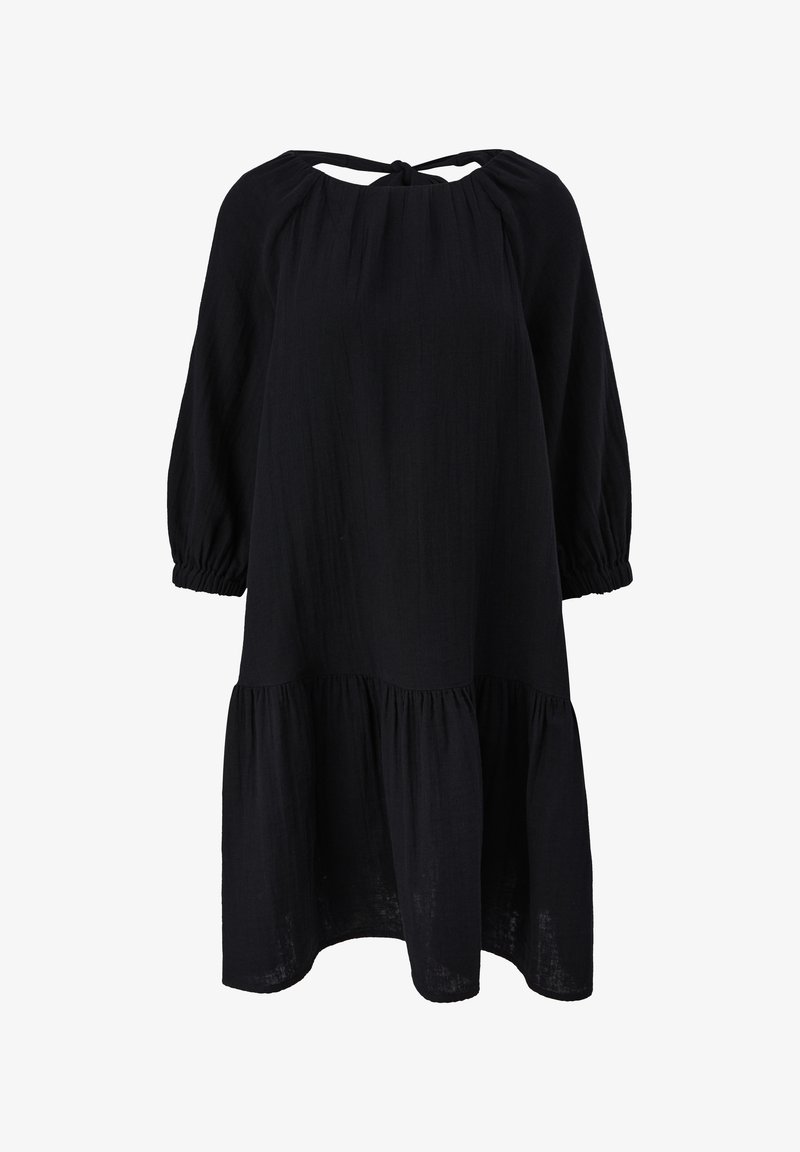 Černé, volné šaty s kulatým výstřihem, s uvázaným páskem a třičtvrtečními rukávy. Má vrstvený, volánkový lem. Měkká textilie.