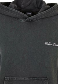 Sweat à capuche gris foncé avec une texture douce, doté d'une poche avant et du texte "Urban Classics" brodé en blanc. Design simple et décontracté.