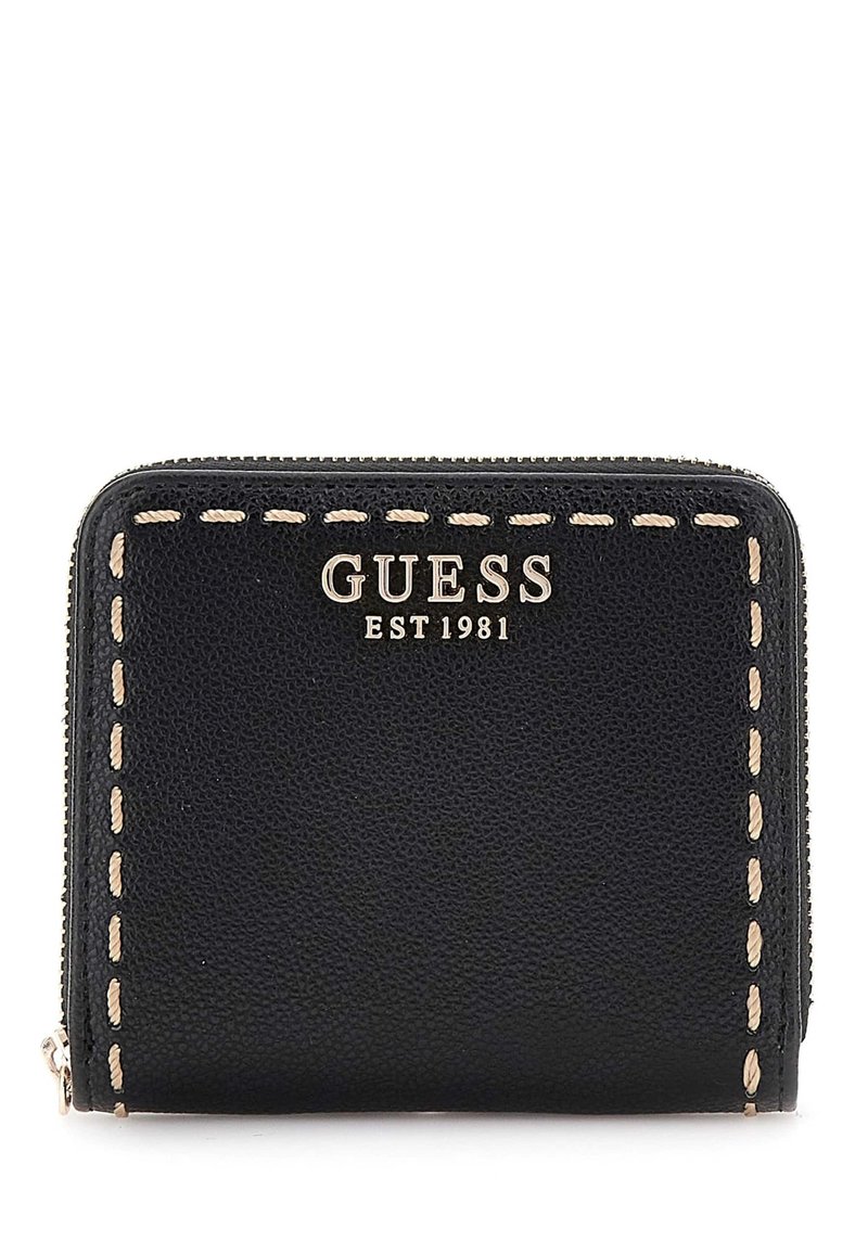 Portefeuille en cuir noir avec lettrage doré "GUESS EST 1981", avec des coutures contrastantes beiges le long des bords et une fermeture zippée.
