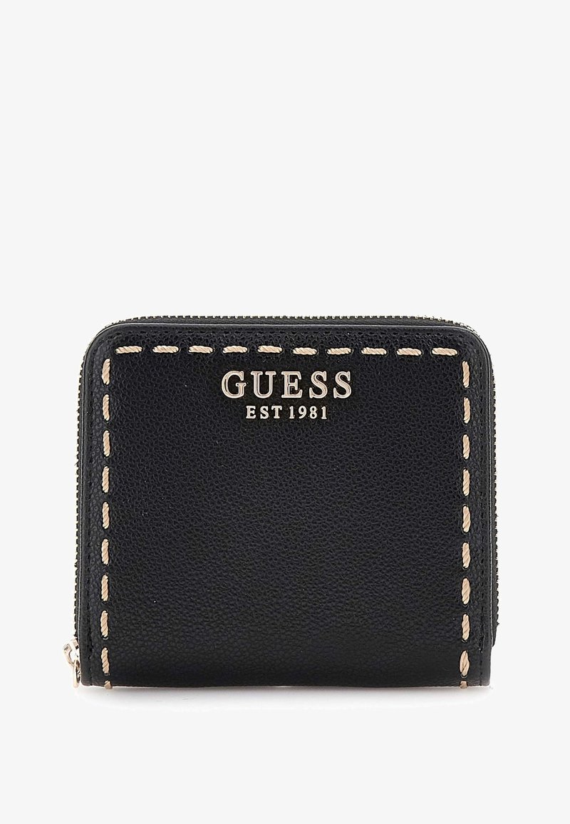 Portafoglio in pelle nera con lettering dorato "GUESS EST 1981", bordo con cuciture beige a contrasto e chiusura con zip.