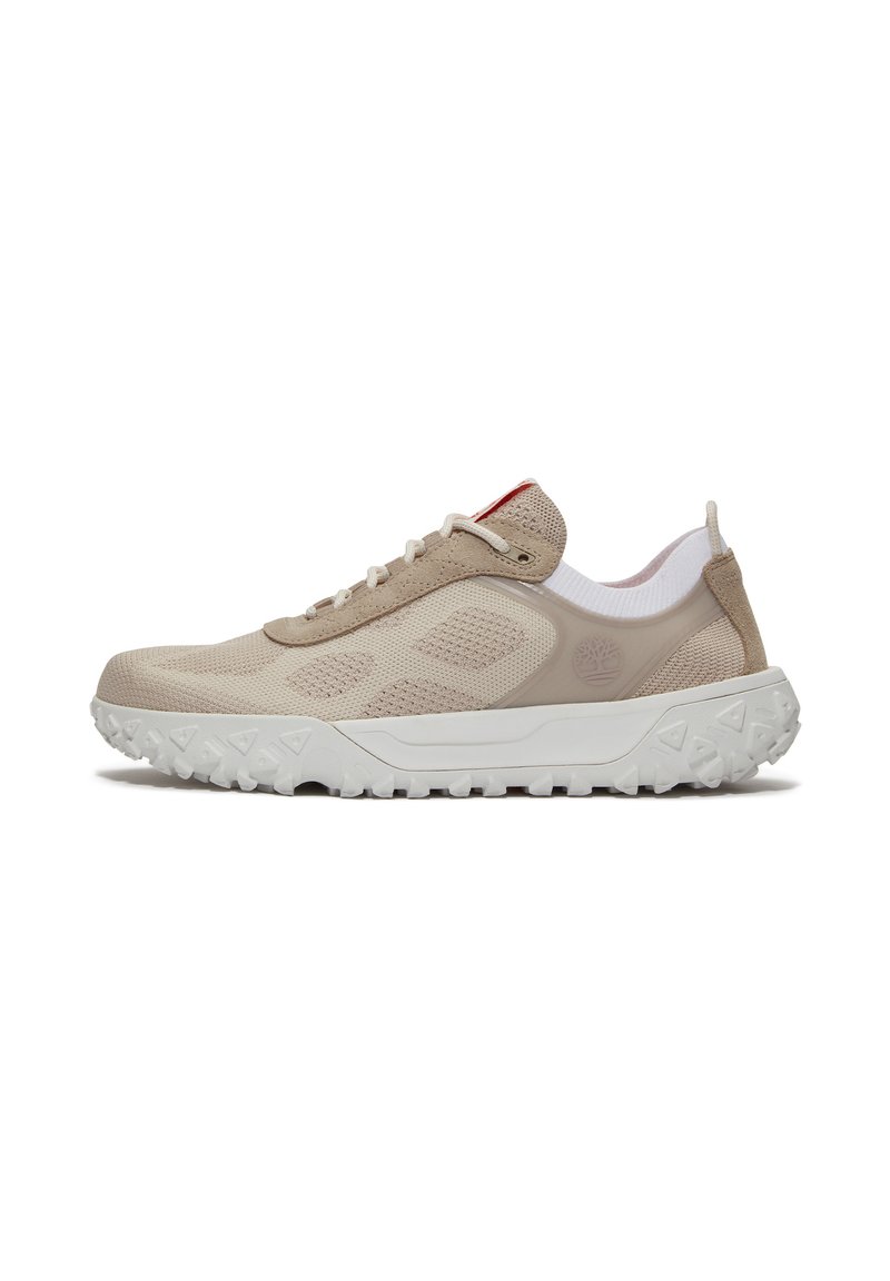 Beige lenkkarit, joissa on verkkokuitu- ja mokkanahkapinta, keveä muotoilu, valkoinen kumipohja, joka tarjoaa hyvän pidon, sekä punainen yksityiskohta kengän kielessä.