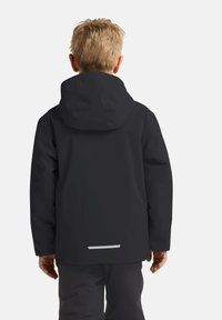 Schwarze wasserdichte Jacke mit Kapuze, ausgestattet mit einem reflektierenden Akzent auf dem Rücken und einer glatten, matten Textur. Einfaches Design mit langen Ärmeln.