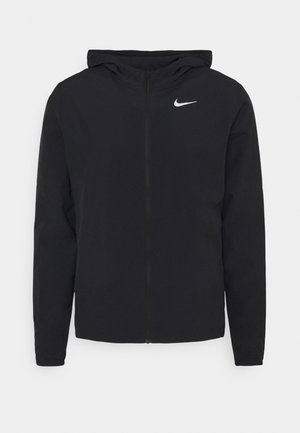 Chaqueta negra con cremallera completa y capucha de Nike, con mangas largas y el logo blanco de Nike en forma de swoosh en el pecho izquierdo.
