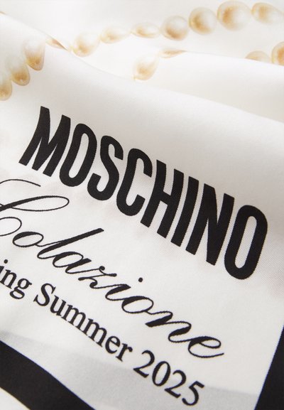 Zijde sjaal met een witte achtergrond en een parelpatroon, zwarte tekst met "Moschino" en "Collezione Spring Summer 2025."