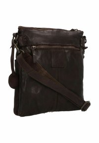 Borsa a tracolla in pelle marrone con chiusura zip, tracolla regolabile, tasca frontale e dettagli di cucitura discreti. Texture liscia, design minimalista.