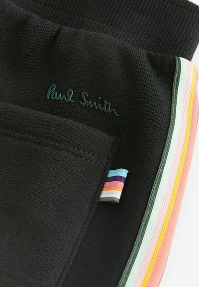 Fekete pamut joggingnadrág bordázott derékpánttal, a jellegzetes "Paul Smith" logóval tealkék színben. Többszínes csíkos díszítések az oldalakon.