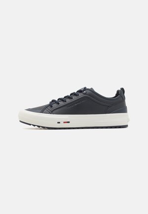 - Sneakersy niskie