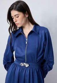 Touché Privé PLEATED SLEEVE WITH BROOCH - Maxi šaty - navy blue