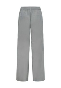 Pantalon gris clair à jambes larges avec une taille élastique, doté de deux poches arrière et d'une texture douce et lisse.