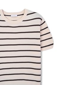 Gestreiftes Kurzarm-T-Shirt in Creme und Dunkelbraun, mit runder Halslinie und geripptem Saum. weiche Textur mit horizontalem Streifenmuster.