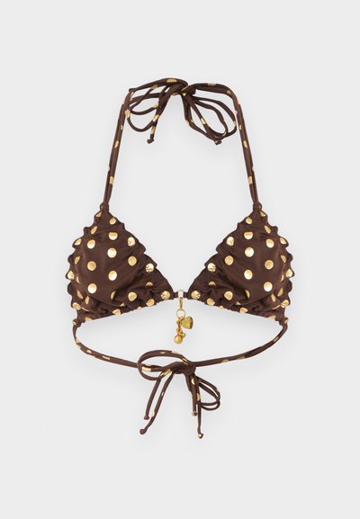 Brun trekant-bikinitopp med gullfargede polkadotter, halterneck og knyting bak, med en liten gullanheng som henger i midten foran.
