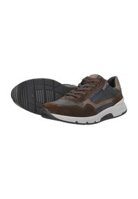 Bruine suède en mesh sneaker met een rubberen zool, vetersluiting ontwerp en een ritssluiting accent aan de zijkant voor extra detail.