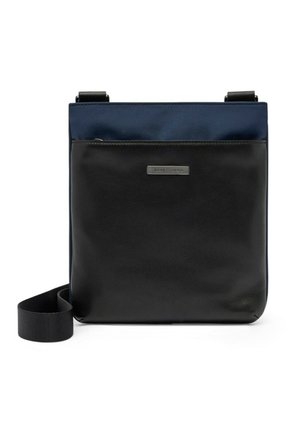 Bolso bandolera de cuero negro y tela azul marino con bolsillo frontal de cremallera y correa de hombro ajustable.