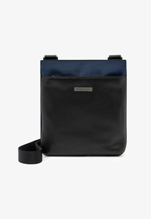 Černá kožená kabelka přes rameno s tmavě modrou látkou, přední kapsou na zip a nastavitelným ramenním popruhem.