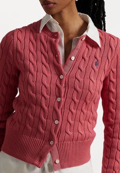 Rosa Cable-Knit Cardigan mit V-Ausschnitt, Knopfverschluss, geripptem Saum und kleinem gesticktem Logo auf der linken Seite.