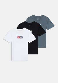 Drei kurzärmelige T-Shirts: eines weiß mit einem roten und schwarzen Logo, eines schwarz mit einem grünen Logo und eines blau-grau mit einem blauen Logo. Baumwollstoff.
