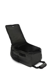 Borsa rectangular nera realizzata in tessuto resistente con chiusura a zip e parte superiore aperta. Presenta un interno imbottito e una tasca laterale in rete.
