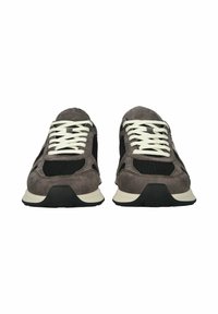 Grå sneakers i mocka och mesh med vita snören, rund tå, svarta accenter och en tjock gummisula. Logotypen är präglad på tungan.