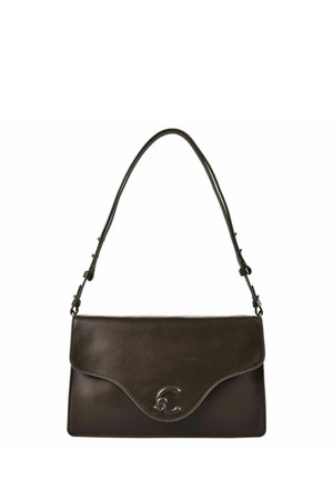 Dunkelbraune rechteckige Lederhandtasche mit geschwungener Klappe und Doppel-C-Logo, mit verstellbarem Schulterriemen und kleinen Nieten.