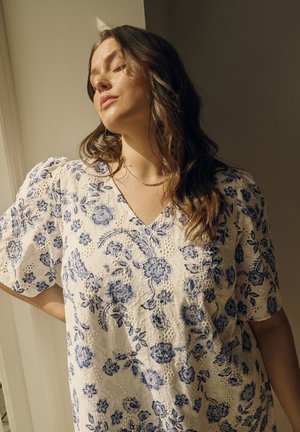 Kaffe Curve, KCLULA DRESS - Vestido informal - chalk midnight flower