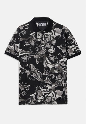 Camisa polo preta com um padrão floral cinza em espiral, feita de um tecido com uma textura suave, e inclui colarinho preto e abotoamento.