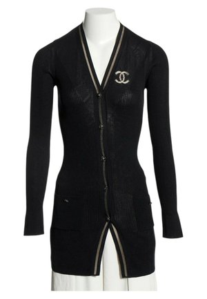 Cardigan noir à manches longues en maille côtelée avec boutons, deux poches avant, bordure beige et logo double-C blanc entrelacé sur la poitrine gauche.