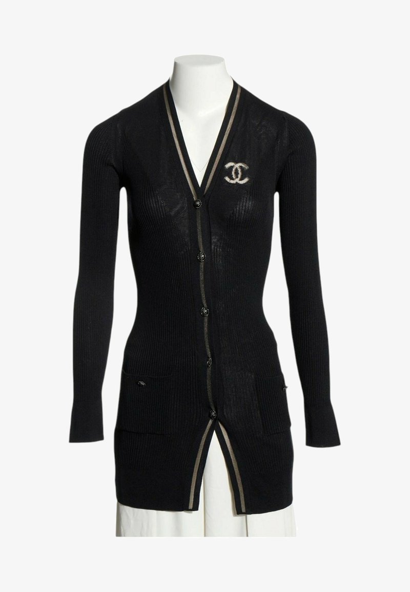 Cardigan noir à manches longues en maille côtelée avec boutons, deux poches avant, bordure beige et logo double-C blanc entrelacé sur la poitrine gauche.