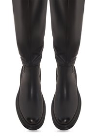 Botine negre din piele, până la genunchi, cu o textură netedă, vârfuri rotunjite, cusături minime și tălpi groase; design elegant și ajustat.