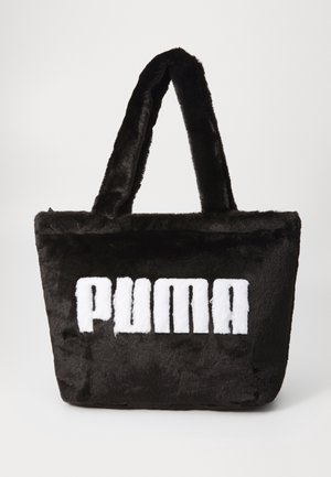 Czarna miękka torba typu tote z sztucznego futra z dwoma wyściełanymi uchwytami i białym napisem "PUMA" na przodzie.