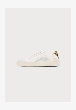 Λευκό sneaker χαμηλού τύπου με off-white σόλα, ασημένια λεπτομέρεια στο πλάι, ταμπελάκι στη φτέρνα με λεοπάρ μοτίβο και "1964" τυπωμένο σε χρυσό κοντά στη φτέρνα.