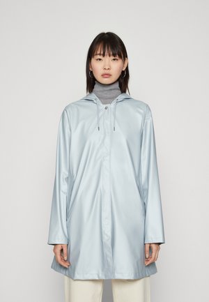Robe de pluie imperméable bleu clair avec capuche, manches longues, boutons-pression et poches latérales. Matériau glossy avec une texture lisse.