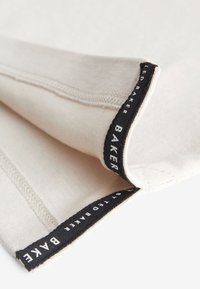 Hele beež kangas musta ribaga, kus on kiri "Ted Baker". Sile tekstuur, servadel on nähtavad õmblused.