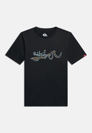 Zwart Quiksilver T-shirt met korte mouwen met gestileerd tekstlogo in blauw en bruin over de borst en een klein rood logolabel op de linkermouw.