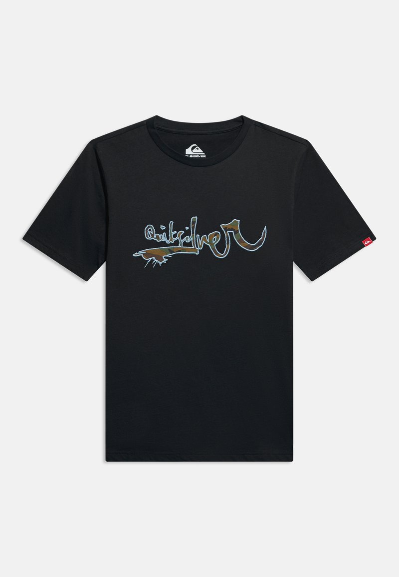 T-shirt Quiksilver noir à manches courtes avec un logo texte stylisé en bleu et marron sur la poitrine et une petite étiquette logo rouge sur la manche gauche.