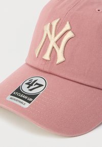 Ροζ βαμβακερό καπέλο του μπέιζμπολ με δομημένο σχεδιασμό. Διαθέτει εκτυπωμένο λογότυπο σε κρεμ απόχρωση και ρυθμιζόμενο λουράκι με ετικέτα με το εμπορικό σήμα.