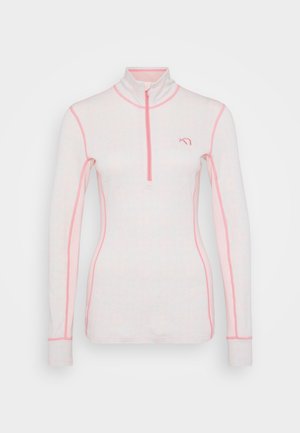 Camiseta de manga larga con cremallera hasta el cuarto, en rosa claro, con costuras contrastantes en rosa y un patrón sutil. Presenta un cuello alto y un diseño ajustado.