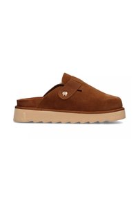 Zoccoli in suede marrone, slip-on, con punta arrotondata, caratterizzati da una fascia laterale con dettaglio a bottone e una spessa suola in gomma beige.
