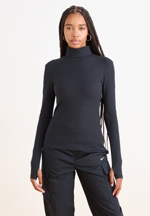 Maglione aderente a maniche lunghe con collo alto a coste nere. Presenta un logo discreto sul petto e aperture per il pollice ai polsini.