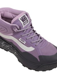 Lilla high-top Vans MTE sneakers med hvid side stripe, spraglet sort sål og mønstrede snørebånd, vist fra en vinkel.